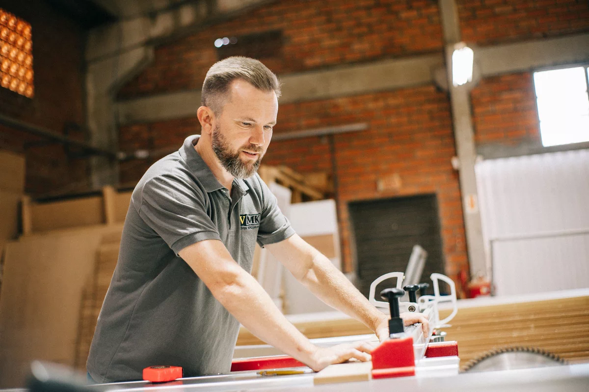 Präzise Fertigung im Handwerk mit modernen Maschinen beim Innenausbau