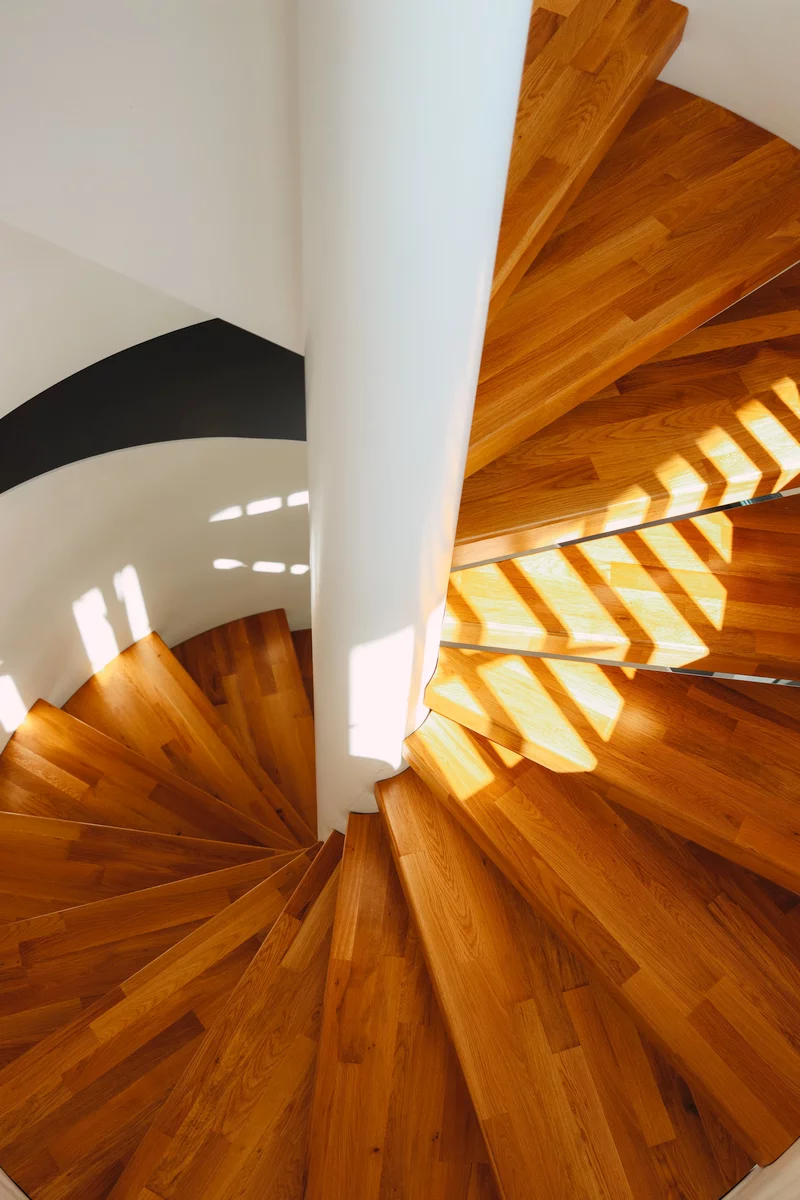 Hochwertiger Innenausbau und massiver Treppenbau aus Holz